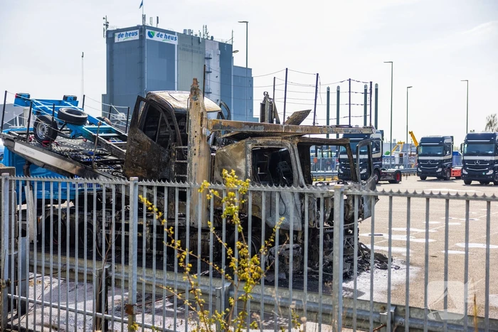 Vrachtwagen met oplegger brandt uit op terrein Koopman Cargo