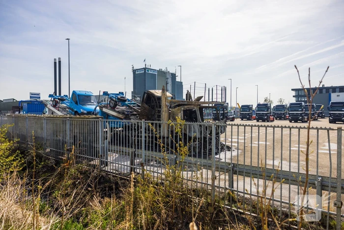 Vrachtwagen met oplegger brandt uit op terrein Koopman Cargo