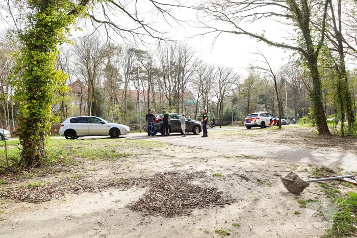 Twee auto's lopen schade op bij botsing