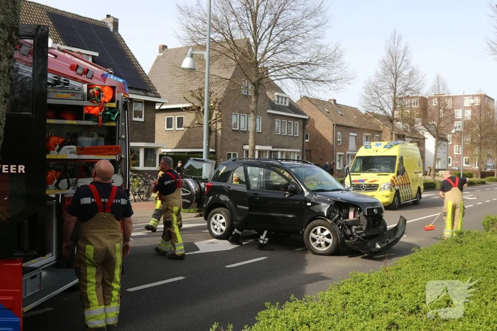 Auto in de kreukels na botsing tegen lantaarnpaal