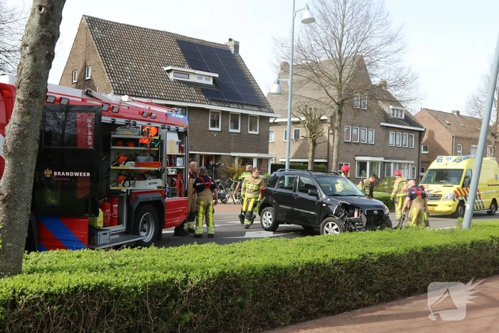Auto in de kreukels na botsing tegen lantaarnpaal