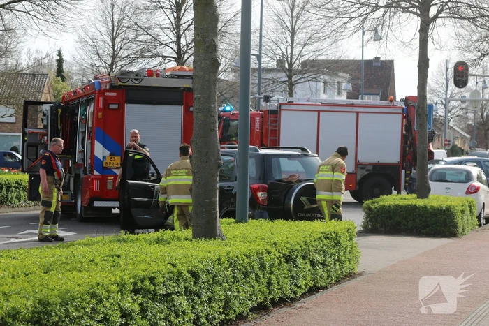 Auto in de kreukels na botsing tegen lantaarnpaal