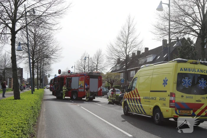 Auto in de kreukels na botsing tegen lantaarnpaal