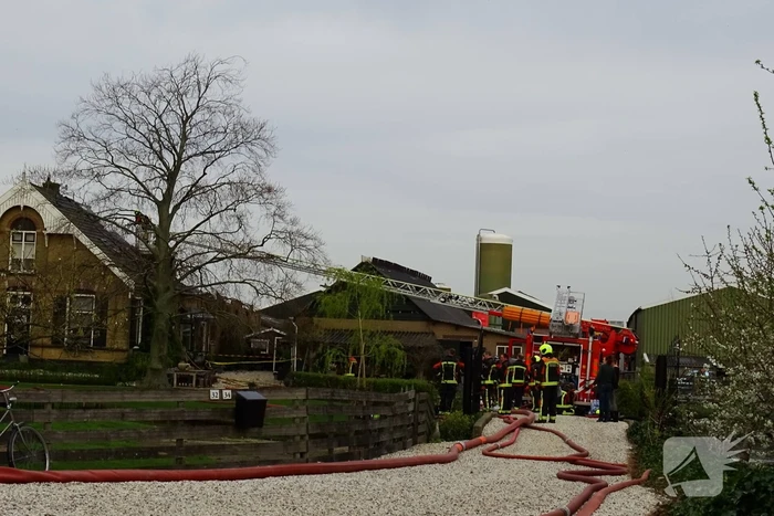 Grote uitslaande brand in boerderij