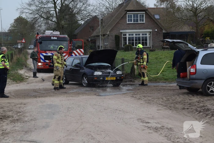 Auto vliegt tijdens rijden in brand