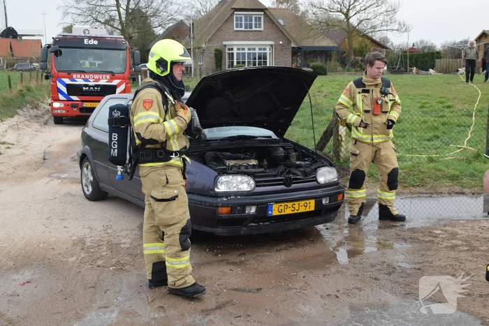 Auto vliegt tijdens rijden in brand