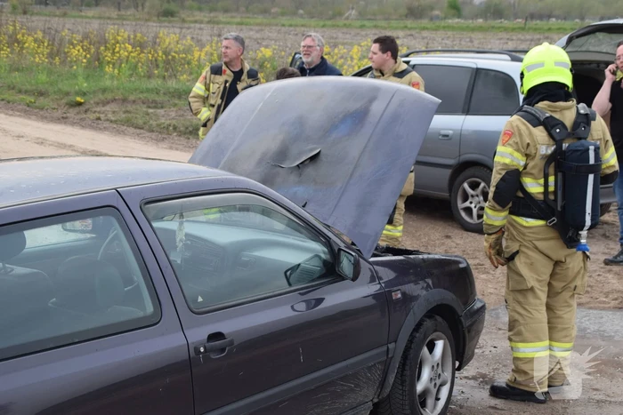 Auto vliegt tijdens rijden in brand