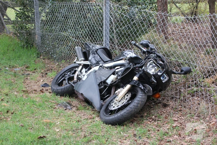 Bestuurder motor gaat ervandoor na ongeval