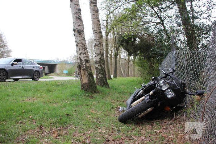 Bestuurder motor gaat ervandoor na ongeval