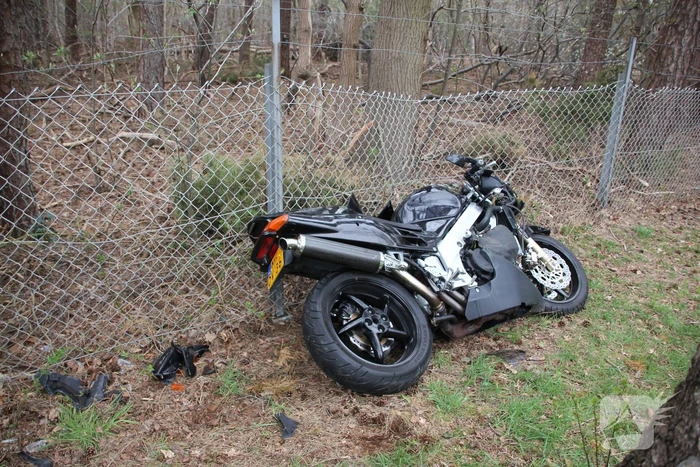 Bestuurder motor gaat ervandoor na ongeval