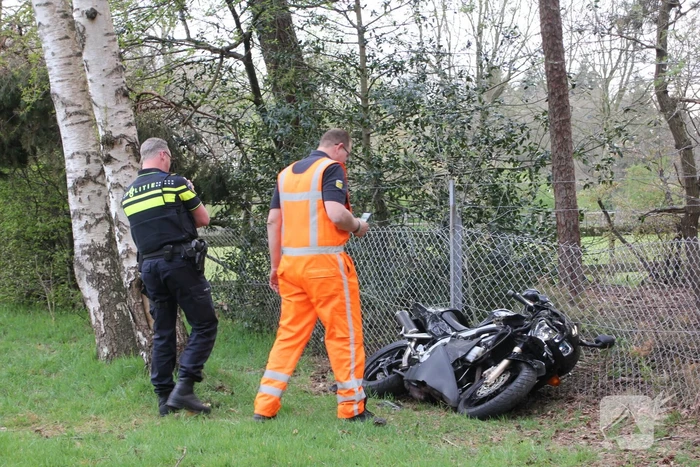 Bestuurder motor gaat ervandoor na ongeval
