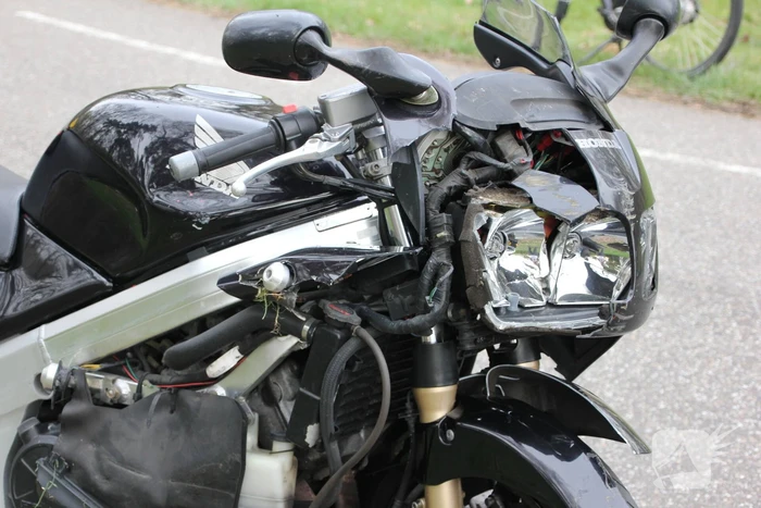 Bestuurder motor gaat ervandoor na ongeval