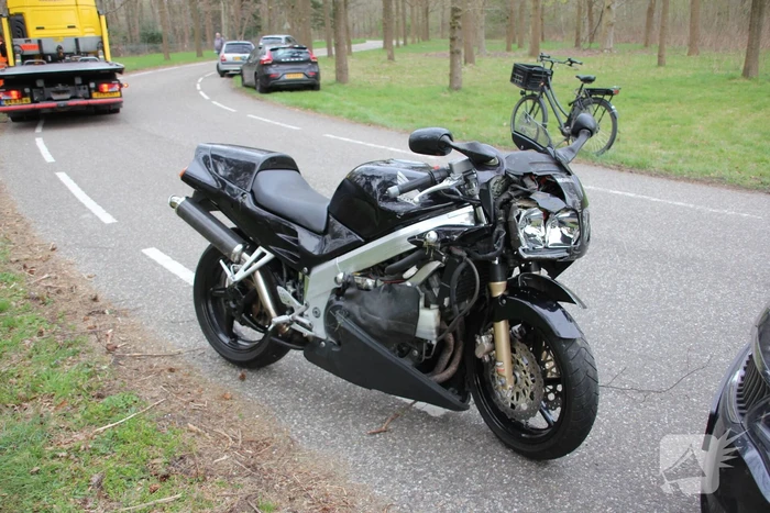 Bestuurder motor gaat ervandoor na ongeval