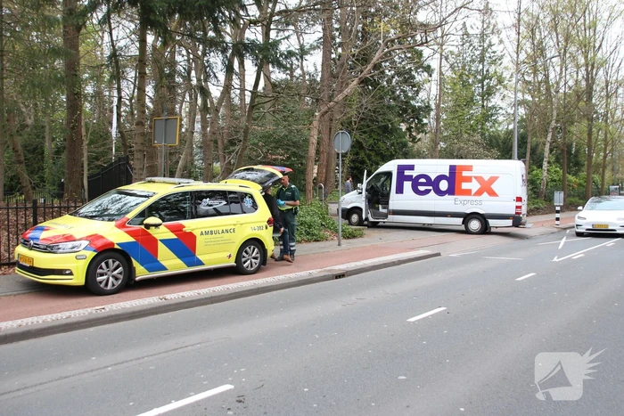 Afslaande pakketbezorger botst op speed pedelec
