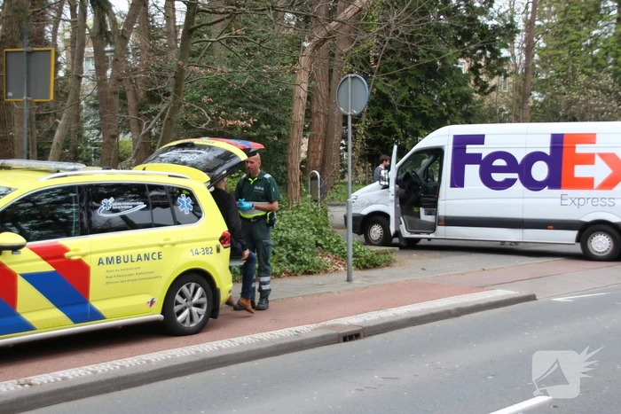 Afslaande pakketbezorger botst op speed pedelec