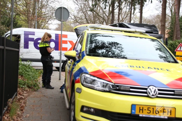 Afslaande pakketbezorger botst op speed pedelec