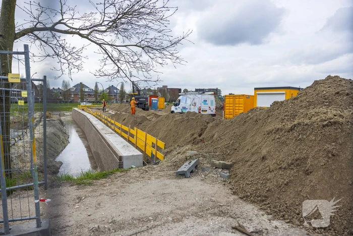 Water spuit uit nieuwe kademuur door gesprongen waterleiding