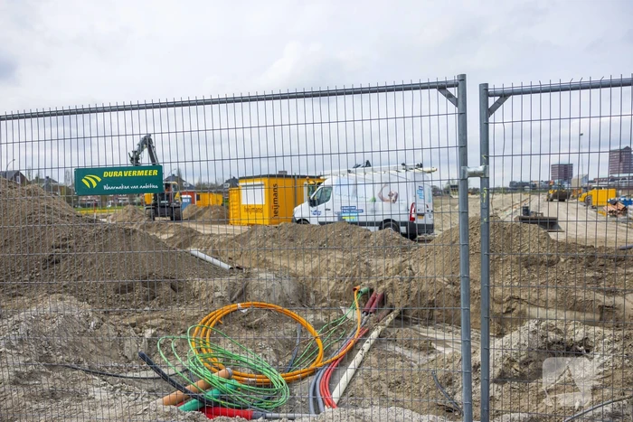 Water spuit uit nieuwe kademuur door gesprongen waterleiding