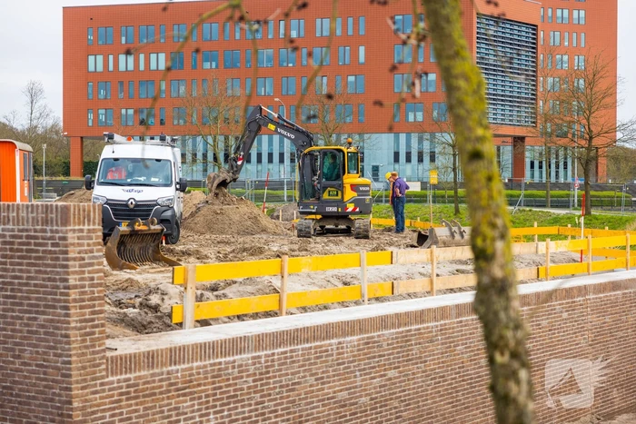 Water spuit uit nieuwe kademuur door gesprongen waterleiding