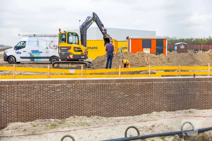 Water spuit uit nieuwe kademuur door gesprongen waterleiding