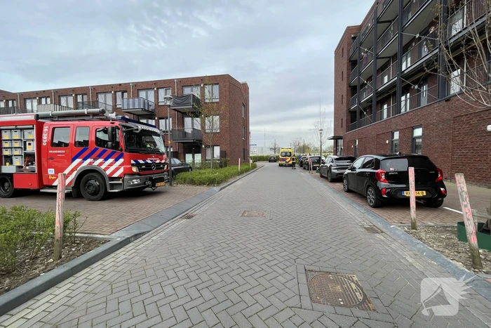 Brandweer doet onderzoek naar brand in flatwoning