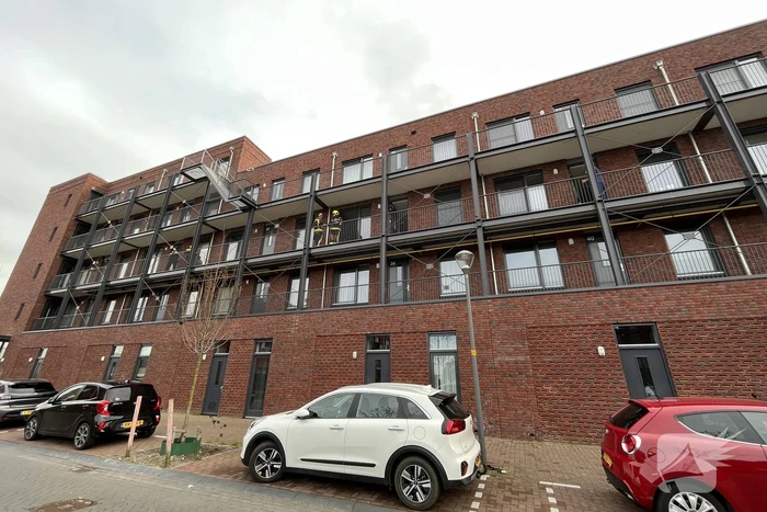 Brandweer doet onderzoek naar brand in flatwoning