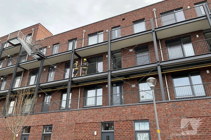 Brandweer doet onderzoek naar brand in flatwoning