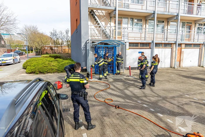 Kind met hoofd vast tussen draaideur