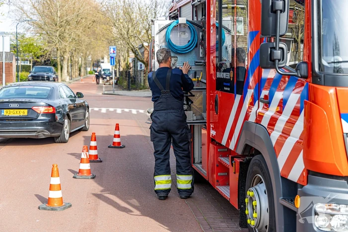 Kind met hoofd vast tussen draaideur