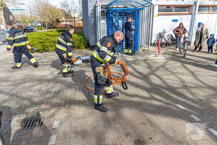Kind met hoofd vast tussen draaideur