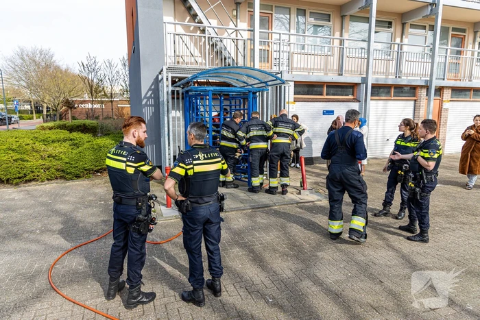 Kind met hoofd vast tussen draaideur