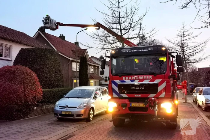 Brandweer inspecteert schoorsteen na brand