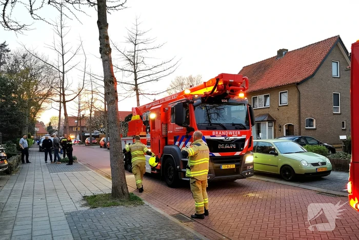 Brandweer inspecteert schoorsteen na brand