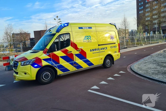 Scooterrijder gaat onderuit na aanrijding met auto