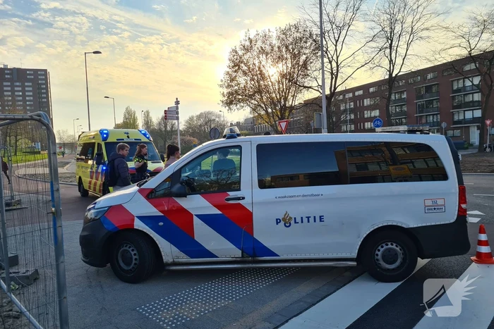 Scooterrijder gaat onderuit na aanrijding met auto