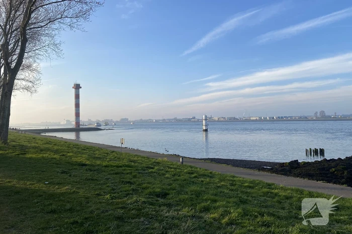 Binnenvaartschip gekapseisd bij Maeslantkering op Nieuwe Waterweg