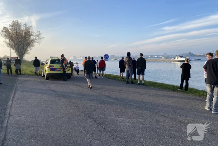 Binnenvaartschip gekapseisd bij Maeslantkering op Nieuwe Waterweg