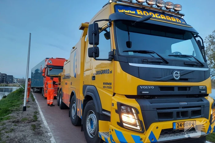 Vrachtwagen rijdt zich vast in berm