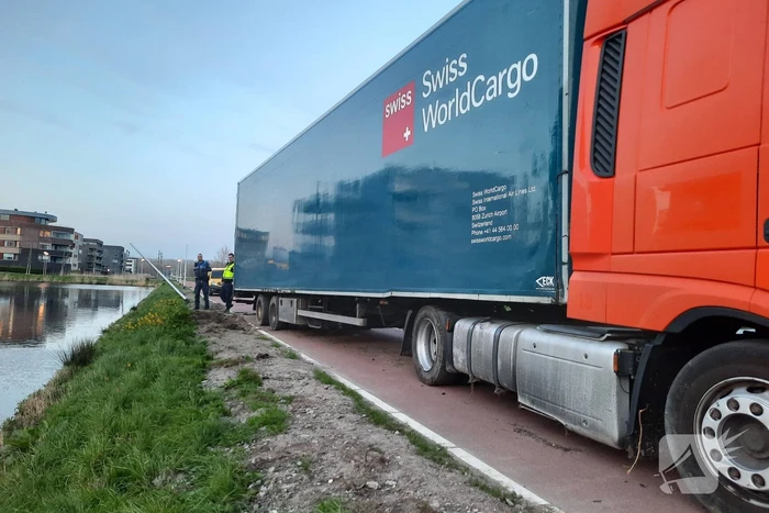 Vrachtwagen rijdt zich vast in berm