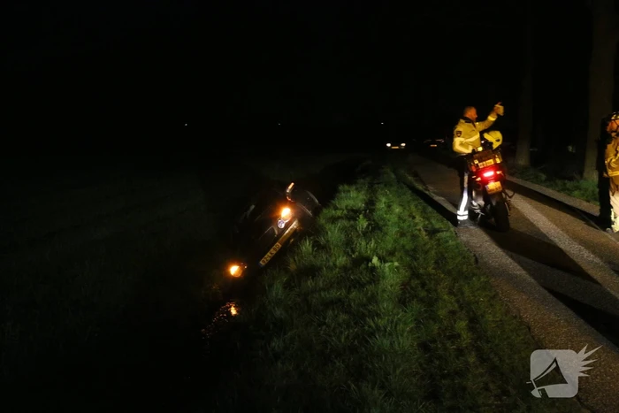 Bestuurder belandt met personenauto in sloot