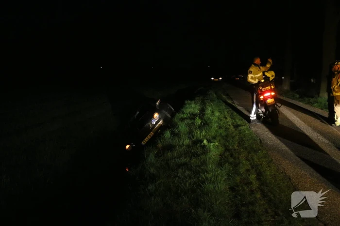 Bestuurder belandt met personenauto in sloot