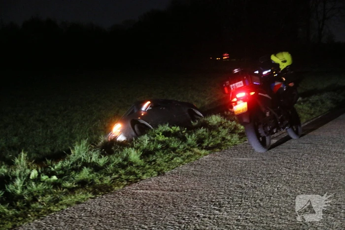 Bestuurder belandt met personenauto in sloot