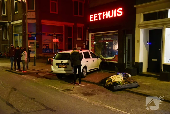 Auto knalt tegen winkelpand door botsing
