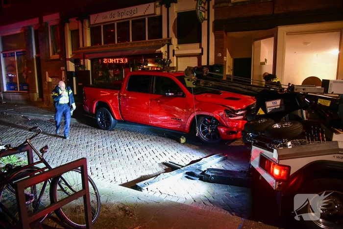 Auto knalt tegen winkelpand door botsing