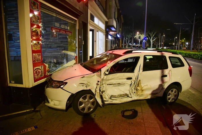 Auto knalt tegen winkelpand door botsing