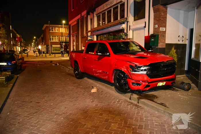 Auto knalt tegen winkelpand door botsing