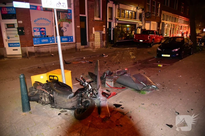 Auto knalt tegen winkelpand door botsing