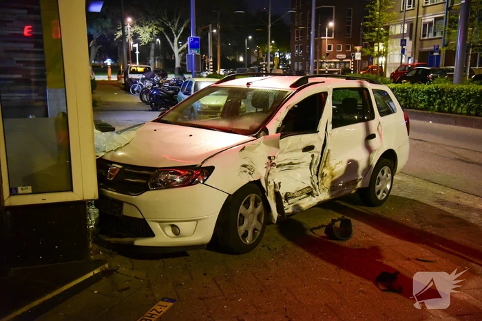 Auto knalt tegen winkelpand door botsing