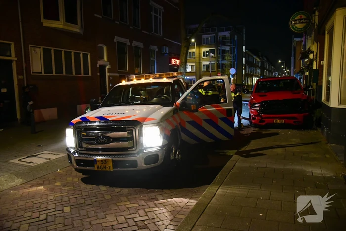Auto knalt tegen winkelpand door botsing