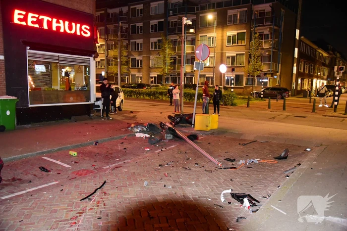 Auto knalt tegen winkelpand door botsing